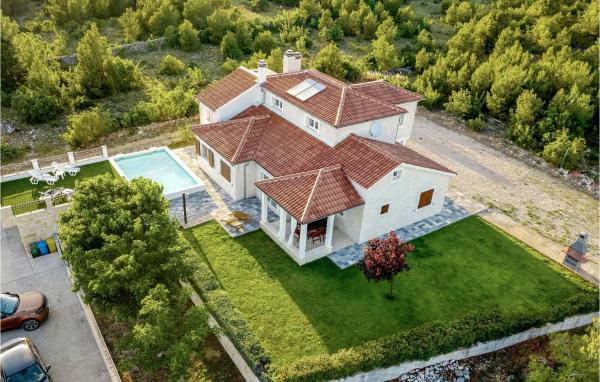 Auf dem Foto ist das Objekt Nice Home In Dubrava Kod Sibenika in der Stadt Dubrava zu sehen.