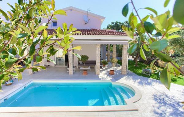 A la foto es mostra l'objecte Villa Valentino situat a la ciutat de Kornić.