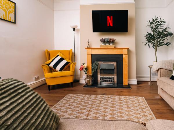 Beautiful Liverpool Home Away From Home - 3 Bedrooms - 6 Beds - Sleeps 7 - Free Parking, Liverpool