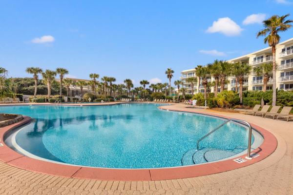 Foto 6: Crescent at Miramar-Gulf Front Luxury Condo-Free Beach Chairs!
