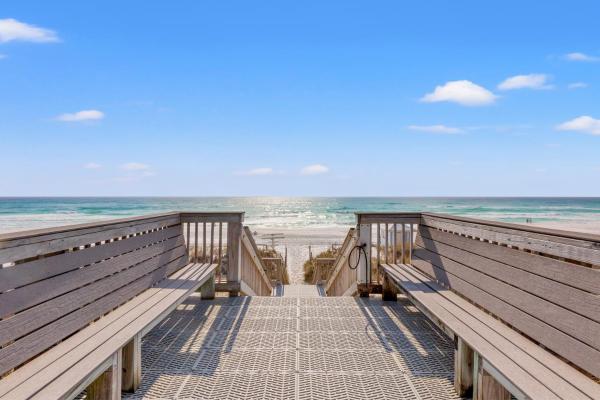Foto 8: Crescent at Miramar-Gulf Front Luxury Condo-Free Beach Chairs!