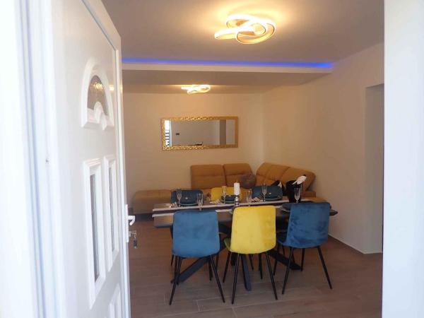На фото показан объект Apartments in Baric Draga 40878, расположенный в городе Viniština.