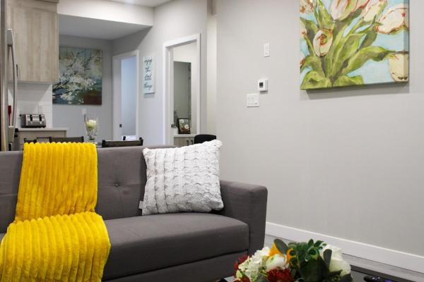 En la foto se muestra el objeto Cozy 2-Bedroom Walkout Basement Suite ubicado en la ciudad de Shepard.