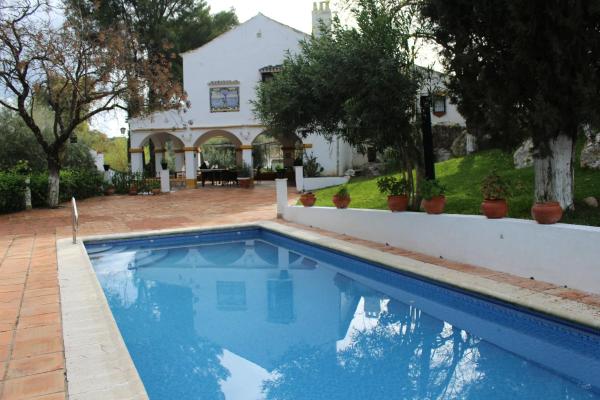 A la foto es mostra l'objecte Finca la Sabina, Olvera situat a la ciutat de Pruna.