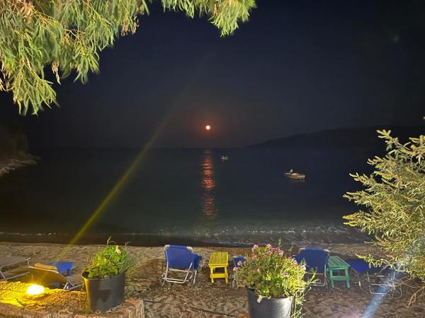 The photo shows the Dimitris room kamares 2 located in the city of Vathi, Mani.