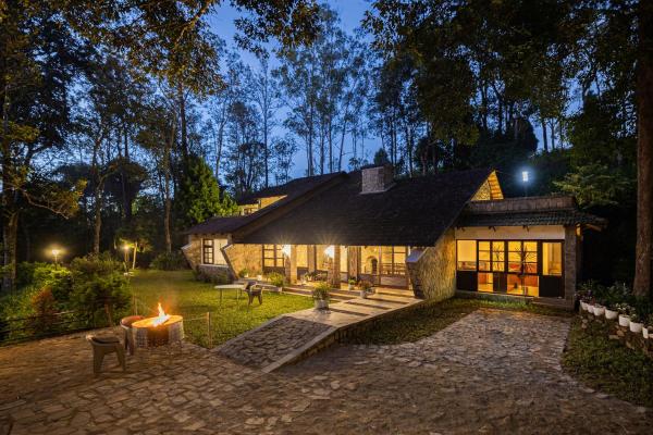 写真にはPooppara市にあるAvadale Munnar (Stag Groups Not Allowed)が写っています。