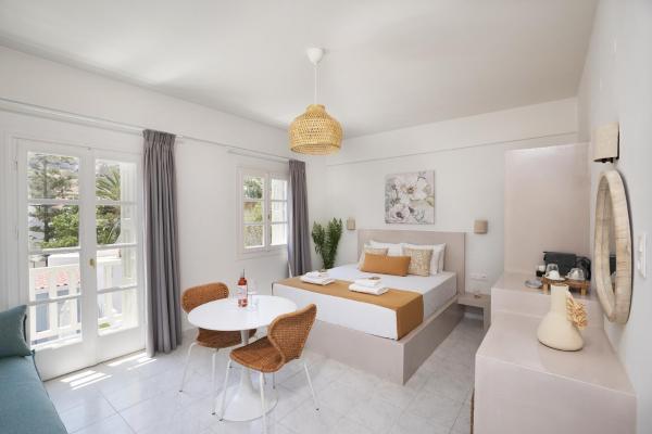 Na zdjęciu widoczny jest obiekt Palos Luxury Suites położony w mieście Kini.