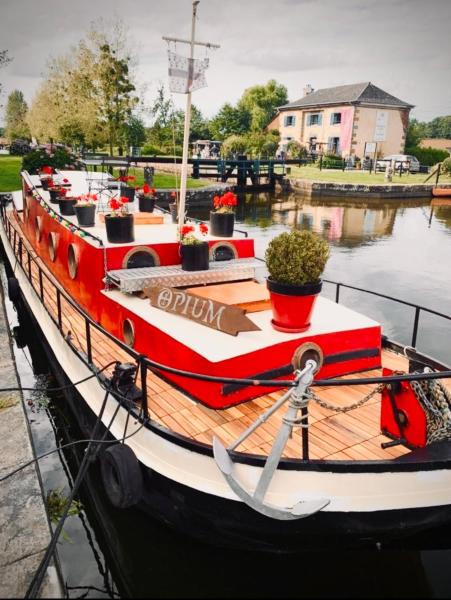 Na zdjęciu widoczny jest obiekt Très jolie péniche à louer położony w mieście Bazouges-sous-Hédé.