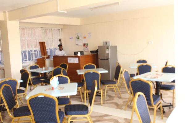 A la foto es mostra l'objecte Pinnacle Glory Hotel situat a la ciutat de Ol Kokwe.