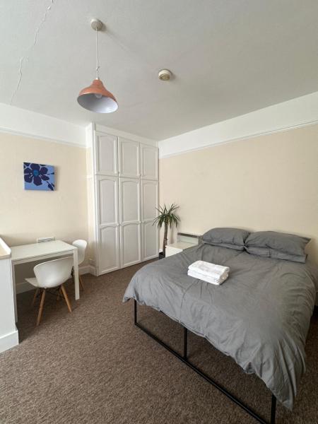 Private Self-contained Room Near Wimbledon Station - London