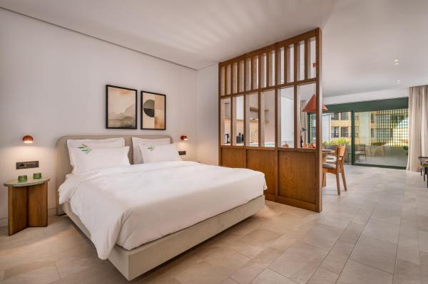 写真にはコス・タウン市にあるMemphis Suites Kos Centerが写っています。