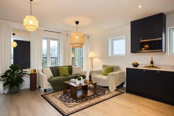 The Wembley Park Arms - Modern 2BDR Flat with Balcony, Londyn