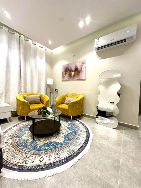 A la foto es mostra l'objecte Studio with master bed and 654k screen situat a la ciutat de Riad.