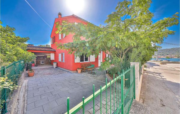Na zdjęciu widoczny jest obiekt 4 Bedroom Lovely Home In Vinisce położony w mieście Vinišće.