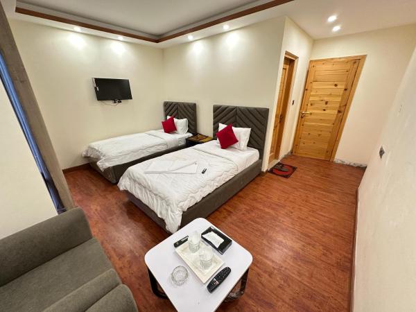 На фото показан объект Decent Luxury Hotel Hunza, расположенный в городе Alīābād.