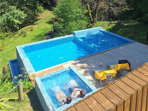 The photo shows the Casa com piscina privada e jacuzzi no Gerês located in the city of Portela.