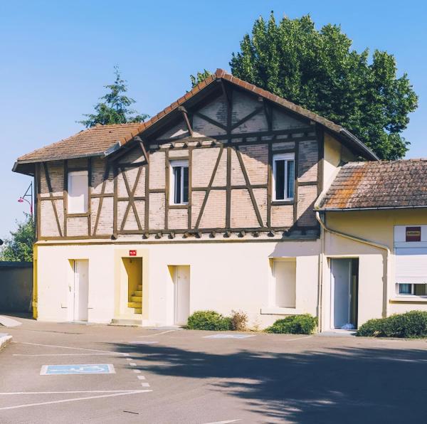 Nella foto è visibile l'oggetto Hôtel & Résidence Avermes situato nella città di Avermes.