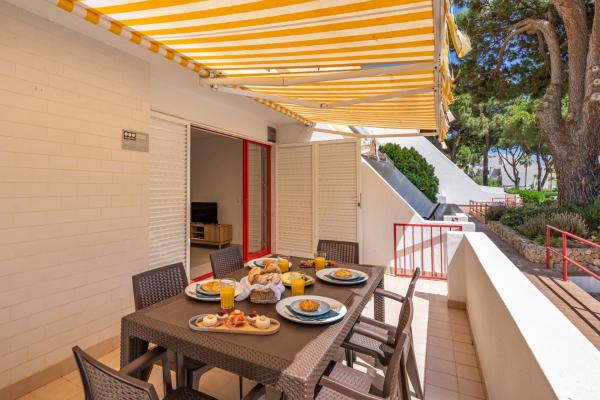 Foto 4: HostWise - Sunny Escape with a Pool & Balcony