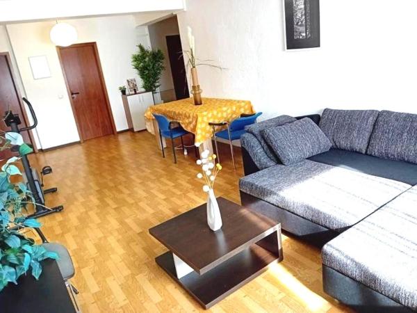 A la foto es mostra l'objecte Urban Nest Prime 3BR with Spacious Hall & Kitchen apartment situat a la ciutat de Kelkheim.