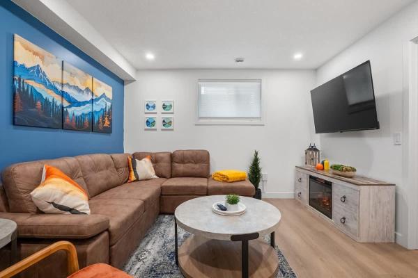 写真にはカルガリー市にあるMeadowstone Suite 3BD 3 TVs Near Spruce Meadowsが写っています。