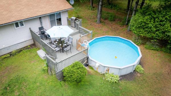 Auf dem Foto ist das Objekt Petals Suite Patio Nature Trails Bancroft in der Stadt Bancroft zu sehen.