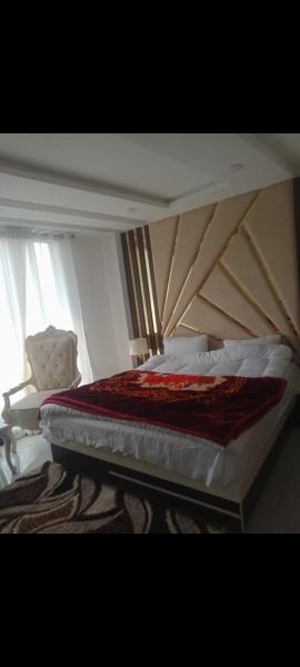 A la foto es mostra l'objecte Holiday Rest Inn situat a la ciutat de Bhurban.