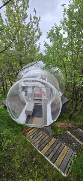 La photo montre l'objet Eyja Mork - Stargazing Igloo with shared Hot Tub, BBQ and kitchen - B3 situé dans la ville de Stora Mork.