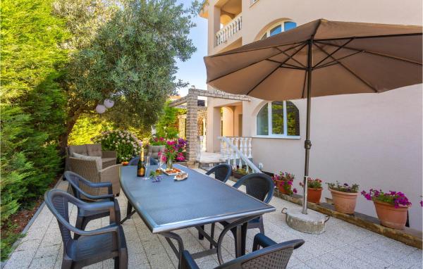 A la foto es mostra l'objecte Cozy Apartment In Malinska With Kitchen situat a la ciutat de Malinska.