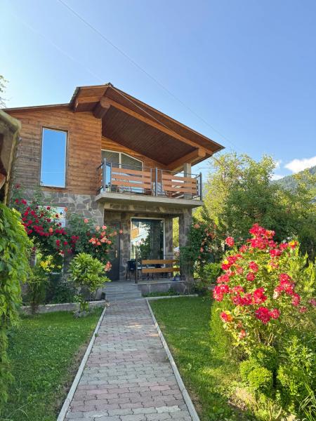 Na zdjęciu widoczny jest obiekt Buo's guest house położony w mieście Bordżomi.