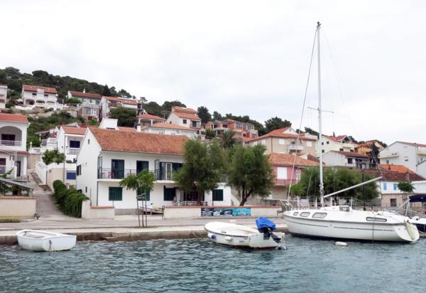A la foto es mostra l'objecte Waterfront Apartments situat a la ciutat de Tisno.