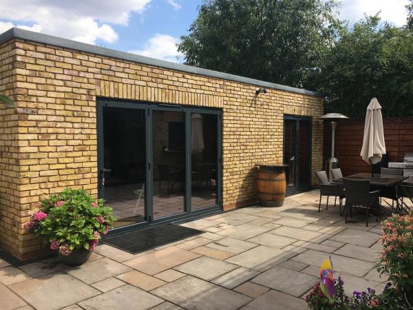 Na foto é possível ver o objeto Wingfield Garden Suite localizado na cidade de Kingston upon Thames.