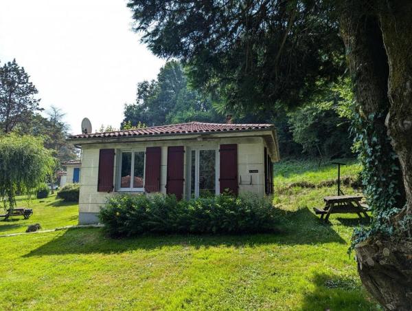 Op de foto is het object village vacances Gardes le Pontaroux te zien, gelegen in de stad Dignac.