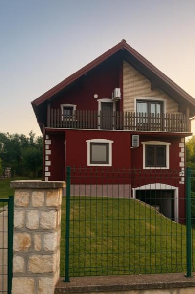 A la foto es mostra l'objecte Apartmani Luna situat a la ciutat de Bukorovac.
