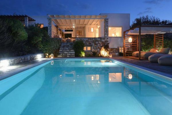 På billedet ses objektet Platinum Paros Villa Villa Zefyros 4 Bedroom Villa Private Pool & Amazing Sea Views Ambelas beliggende i byen Ampelas.