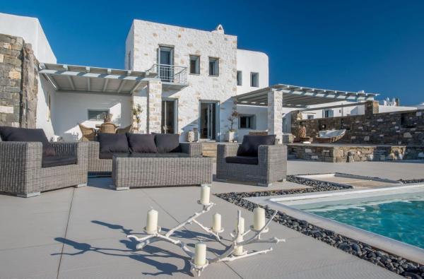 Nella foto è visibile l'oggetto Luxury Paros Villa Superior Villa Private Pool Stunning Interior 7 Bdr Tserdakia situato nella città di Kampos Paros.
