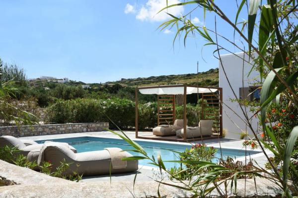 Na zdjęciu widoczny jest obiekt Executive Paros Villa Villa Aiolos Private Pool & Jacuzzi Villa Kostos Damouli położony w mieście Paros.