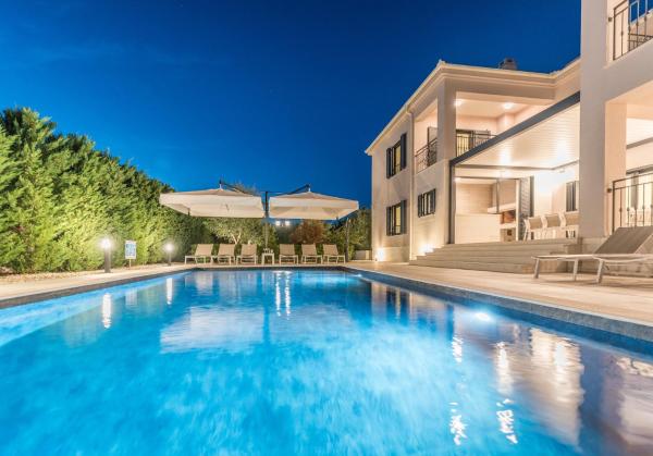 A la foto es mostra l'objecte Luxurious Zadar Villa 5 Bedrooms Villa Tranquil Adore Private Heated Pool situat a la ciutat de Gorica.