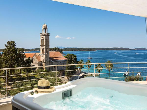 A la foto es mostra l'objecte Exclusive Hvar Villa 6 Bedrooms Villa Serenity By The Sea Incredible Sea & Monument Views Jacuzzi situat a la ciutat de Hvar.