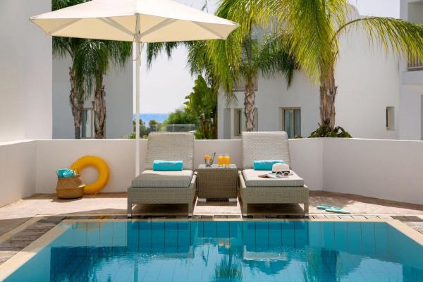 A la foto es mostra l'objecte Dazzling Protaras Villa Villa Akame 3 Bedrooms Beachfront Private Outdoor Pool Furished Sun Terrace Ellinon situat a la ciutat de Protaras.