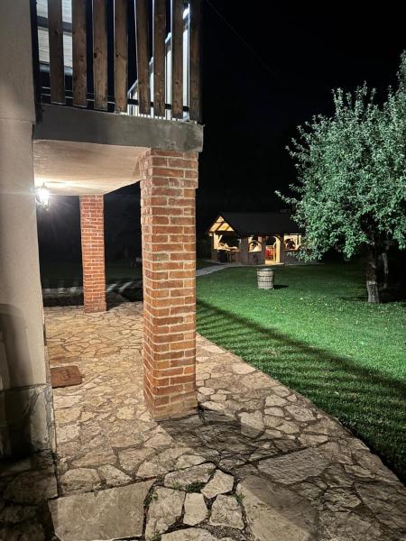 A la foto es mostra l'objecte Rancbl situat a la ciutat de Topići.