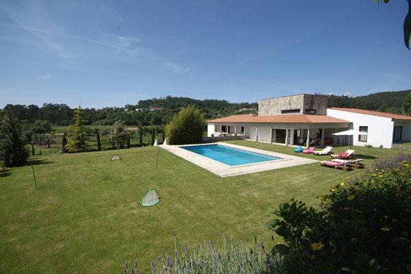 Na zdjęciu widoczny jest obiekt Wonderful Ponte De Lima Villa 6 Bedrooms Casa Alberto Private Pool & Gym North Portugal położony w mieście Poças do Monte.