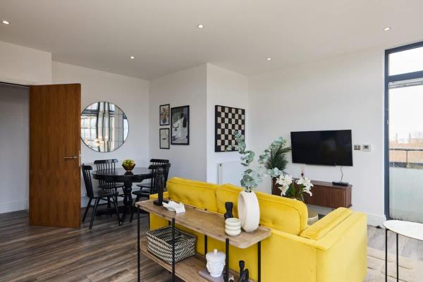 The Harlesden Classic - Lovely 2BDR Flat with Balcony, London