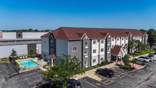 Na fotografii je vidět objekt Sonesta Essential Hotels & Suites Kansas City Blue Springs nacházející se ve městě Selsa.