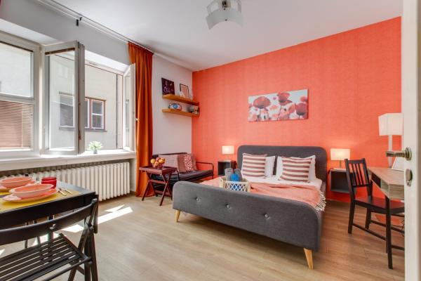 Quaint Red Velvet Apartment, Прага