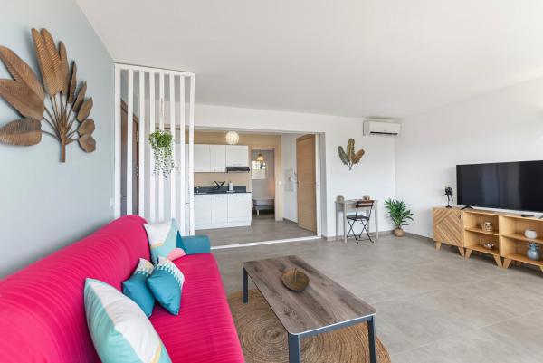 The photo shows the Les Griselles1 Hauteurs de Baie Orientale, appart 4p vue MER located in the city of Quarter of Orleans.