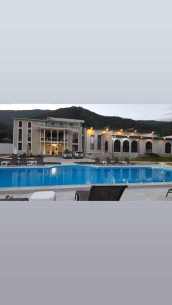 Auf dem Foto ist das Objekt Gonadze Vineyards Hotel in der Stadt Ambrolauri zu sehen.