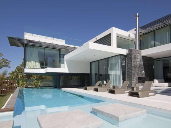 Na fotografii je vidět objekt Phenomenal Algarve Villa Villa Flowerscape 4 Bedrooms Steam Room & Home Cinema Quinta Do Lago nacházející se ve městě Almancil.
