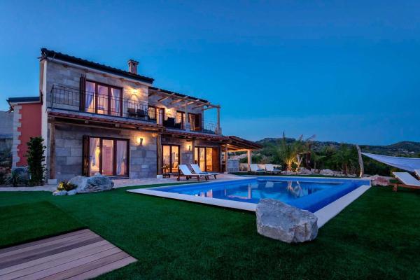 A la foto es mostra l'objecte Astounding Hvar Villa 4 Bedrooms Villa Crystal Hvar 1 Mesmerizing Sea Views & Private Infinity Pool situat a la ciutat de Hvar.