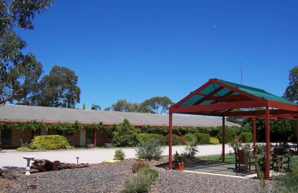 The photo shows the Kadina Gateway Motor Inn located in the city of Kadina.