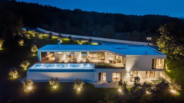 A la foto es mostra l'objecte Magnificent Istria Villa Villa Green Oasis 4 Bedrooms Spacious Sun Terrace With Outdoor Heated Pool Labin situat a la ciutat de Labin.